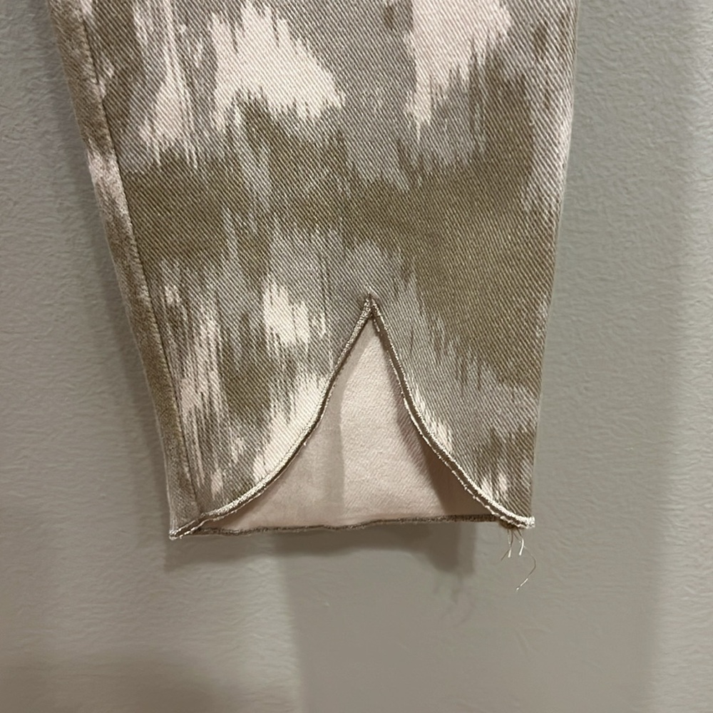Lysse Taupe & White Cropped Ponte Leggings with Subtle Ikat Print - Picture 3 of 7